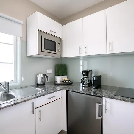 Sol Barbacan מלון דירות 4*